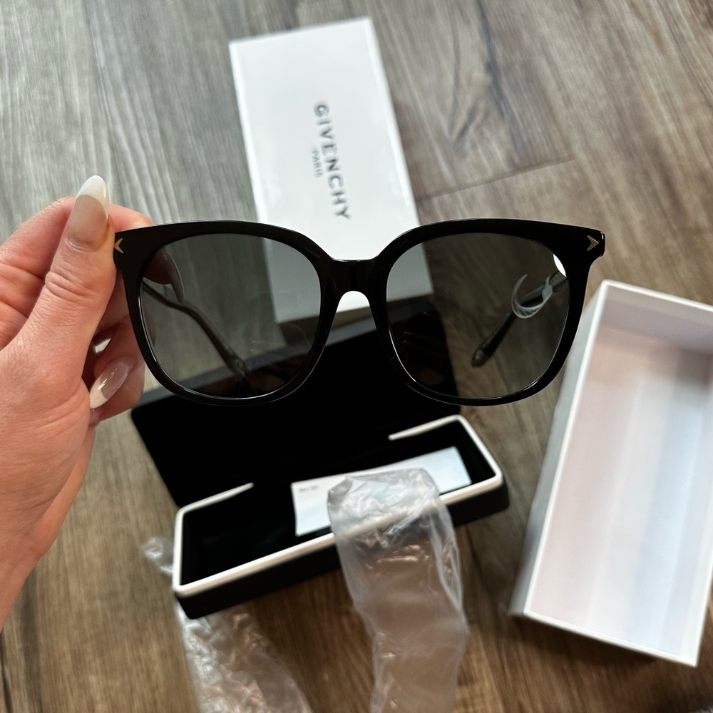 Givenchy Women’s Sunglasses - NEW IN BOX Givenchy GV7085FS 56 mm Dark Havana